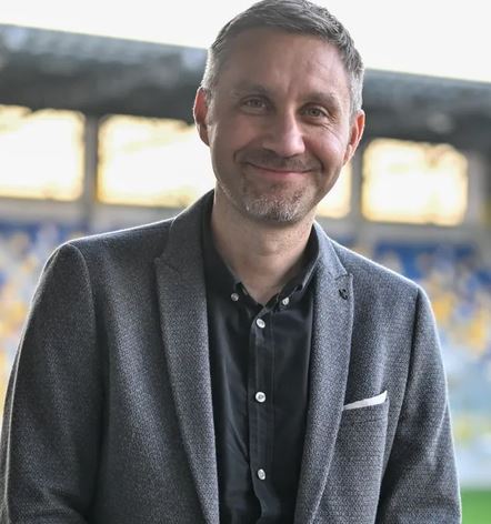 Rólunk mondták